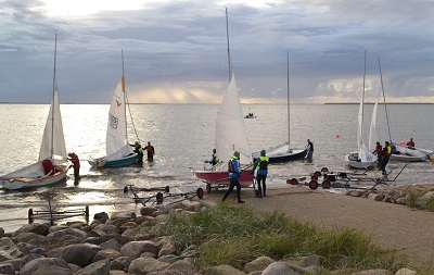 Tilrigning af jollerne på stranden