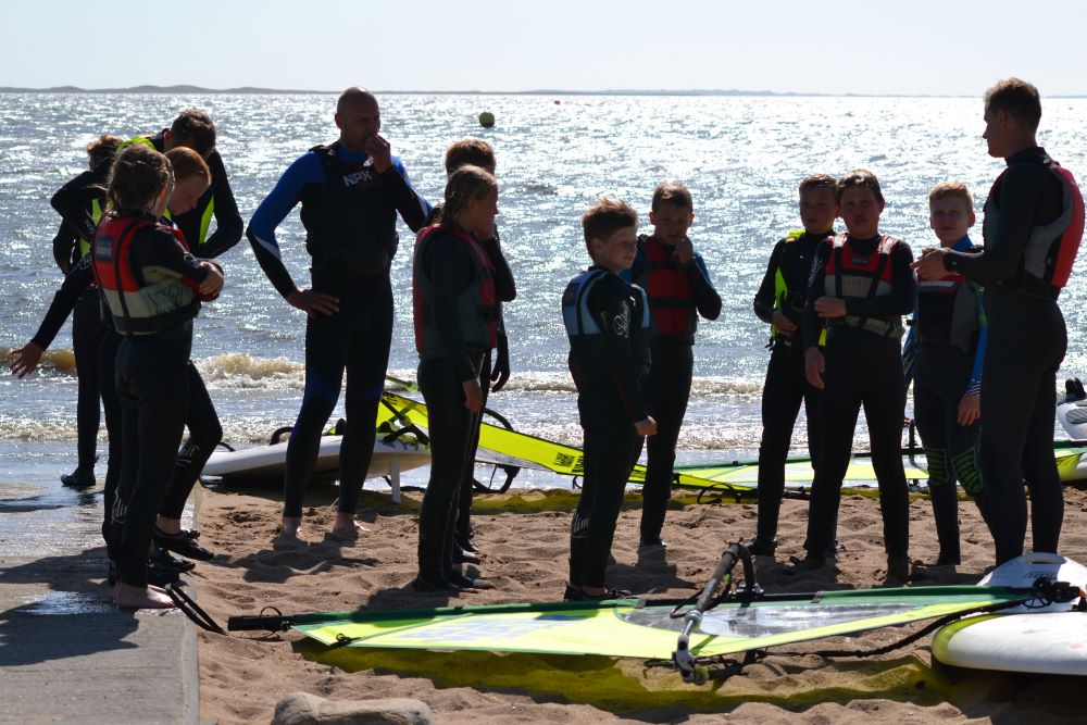 Ungdommen vil på windsurfing skole