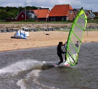 Windsurfer bommer