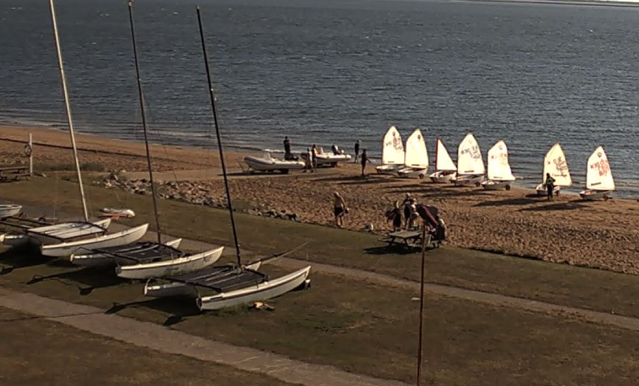 Optimistjoller ved at blive klargjort på stranden.